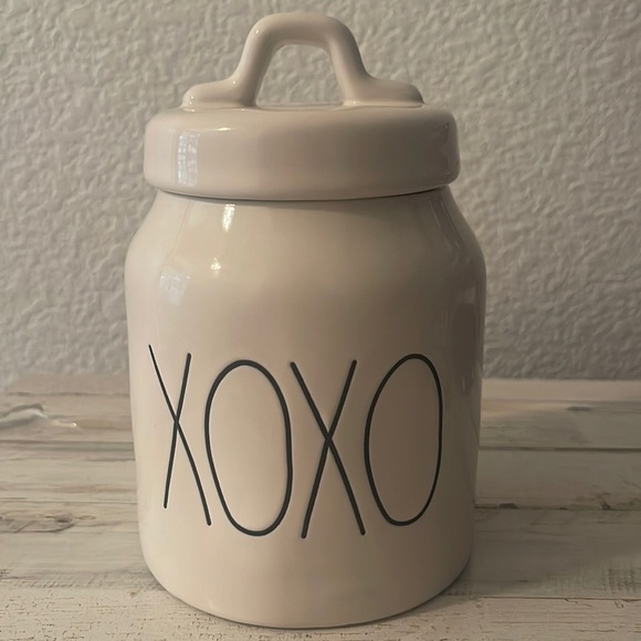 Rae Dunn XOXO Canister. - Picture 1 of 6
